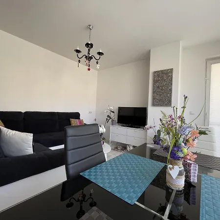 Bright & Spacious 1bd Flat With A Cute Balcony Apartment *