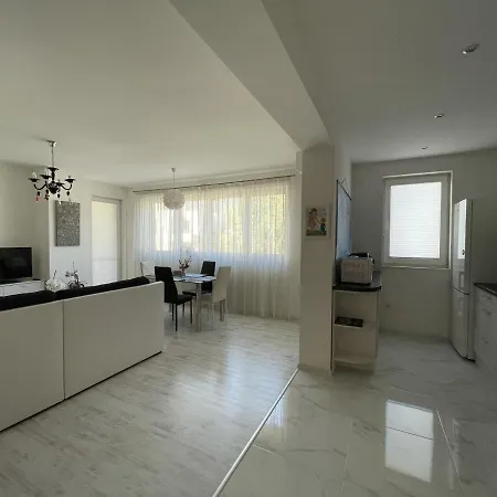 Bright & Spacious 1bd Flat With A Cute Balcony Sofia