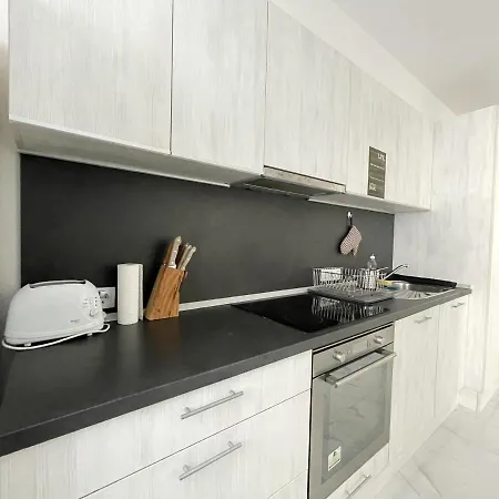 Bright & Spacious 1bd Flat With A Cute Balcony