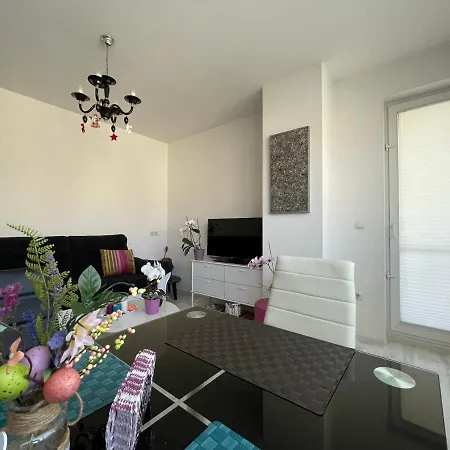 Bright & Spacious 1bd Flat With A Cute Balcony
